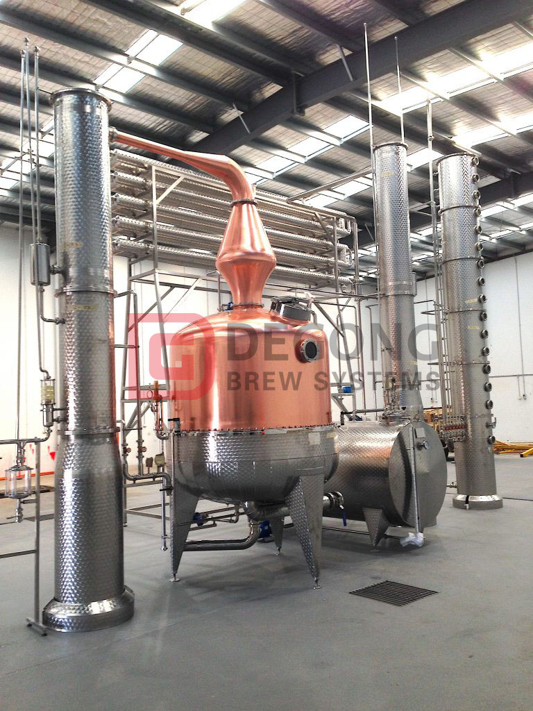 VodkaLight, w Gaitneau, Quebec, Kanada, ma DEGONG 2000-litrowy, 2-kolumnowy garnek, a także destylarni Mash Tun z pojemnikiem na ziarno, fermentacją, mieszaniem i pojemnikami do przechowywania